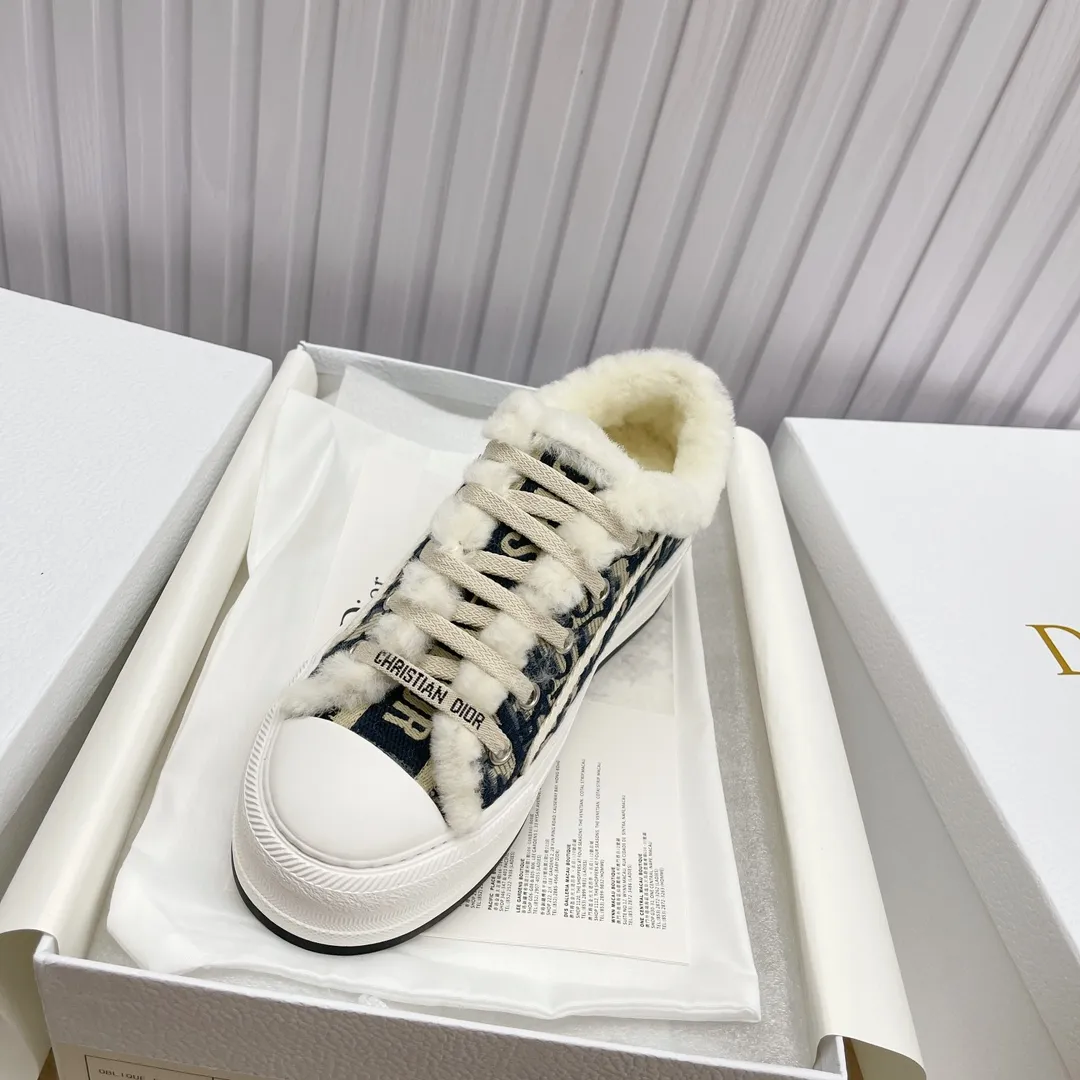 👟👟Ex-factory price 560👟👟 Ready-made high-quality Dior thick-soled sneakers with fully embroidered iconic patterns👟👟 ♦️Top quality in the market🎗Breaking hot item in foreign counters🎗Non-common imitation version in the market🎗🔳The fabric is made of Italian🇮🇹imported fabrics❗️Embroidered upper, original mold injection Logo frosted five-pointed star outsole🔳Inner wool injection molding mold Logo foam feet Code number: 35 to 41. 40 41 custom-made wool
